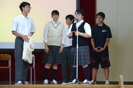 引っ込み思案な生徒役を熱演