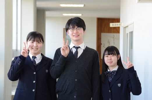 （左）東京学芸大に合格したクラスメイトの齋藤さん／（中）担任の髙橋先生
