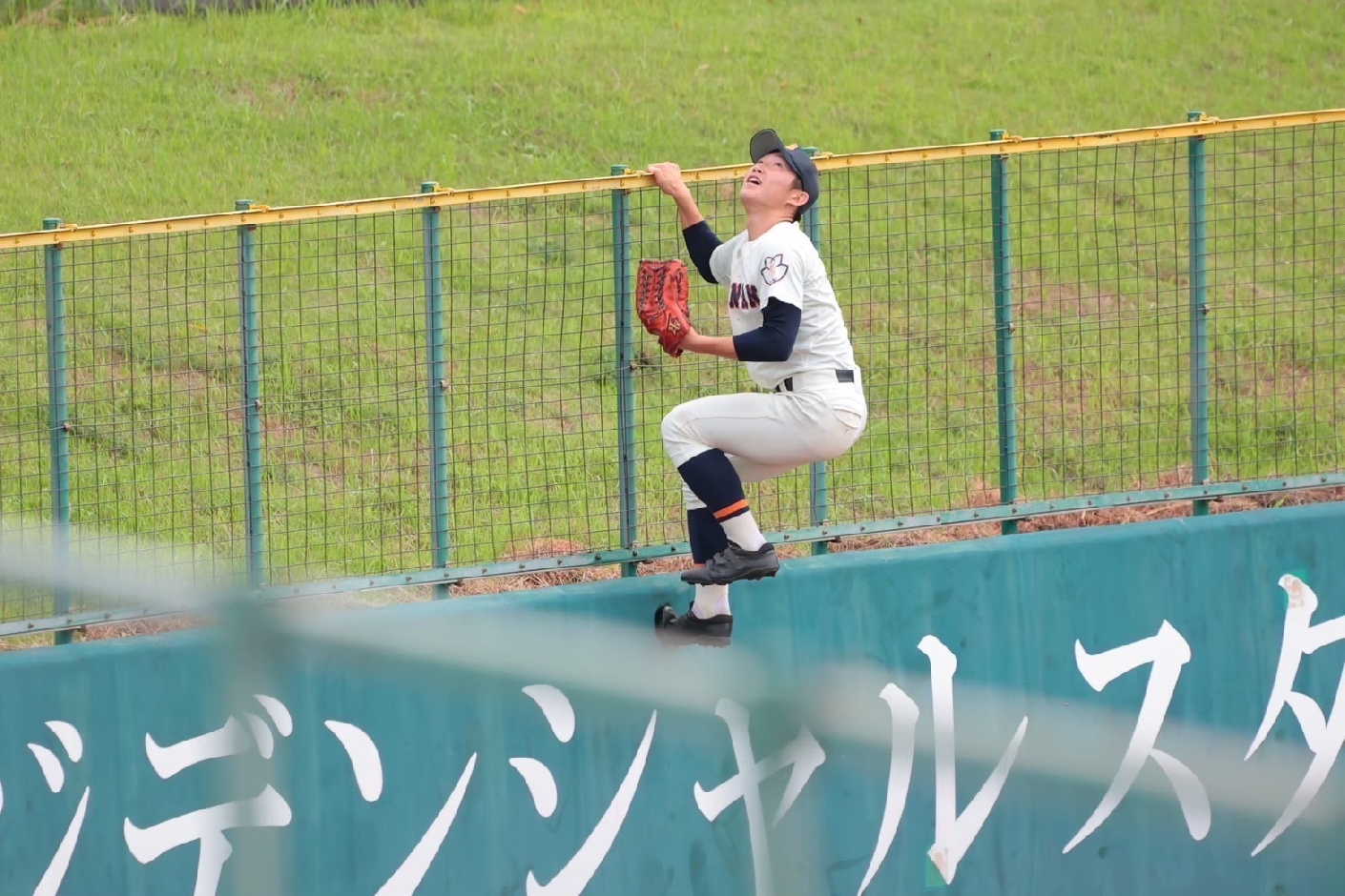 ホームランボールを果敢にキャッチしようと試みる吉田さん