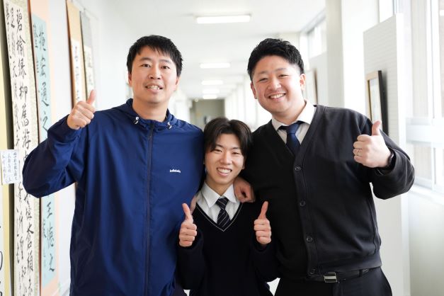 顧問と担任に挟まれて幸せいっぱいな大島さん（笑）