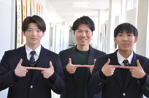 クラスメイトの保坂さんと野田さん。担任の奥田先生と