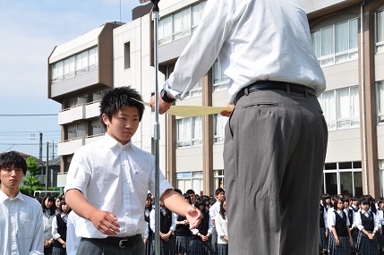 朝礼で表彰される萩原くん