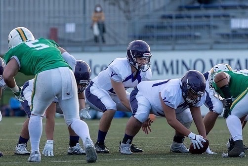 東洋大学でC（センター）のポジションを務める沼尾さん（中央右のボール保持者）