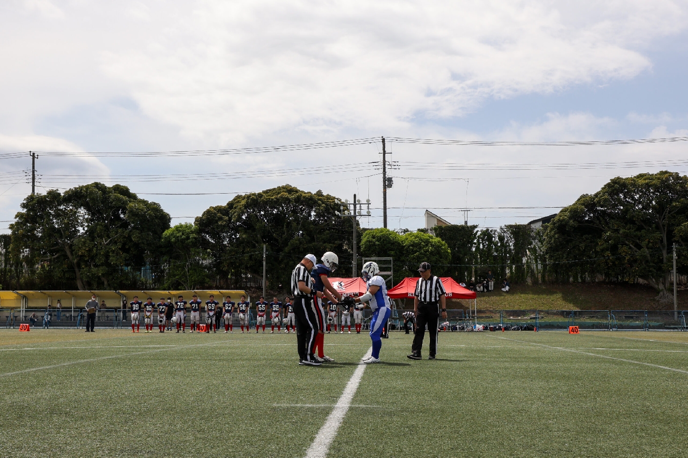 試合前のセレモニー。キャプテンの小暮（手前）と整列する武南のメンバー（奥）