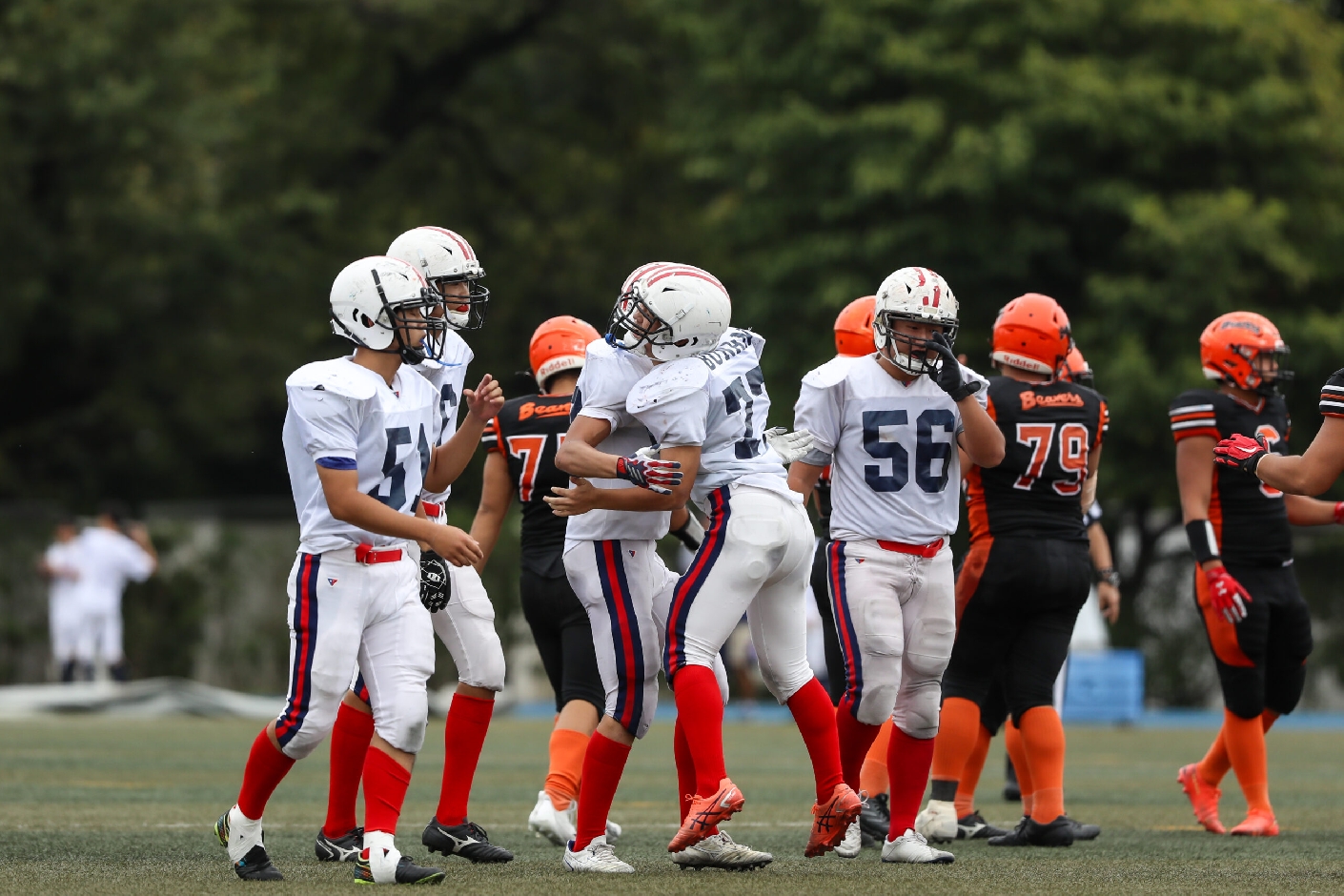 内田と大原が鋭いタックルで仕留める。左からDE畑佐、LB本多（3年／進学コース／テニス出身）、DE内田、DT大原、DT松尾（3年／進学コース／将棋出身／【埼玉県代表】）