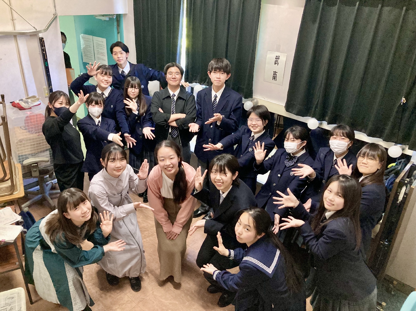 公演前の舞台袖にて