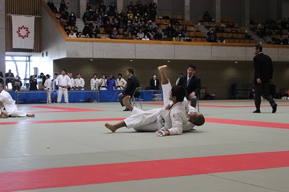 相手に体を預けて浴びせ倒し、雄叫びをあげ…１本がちで勝ち進み…