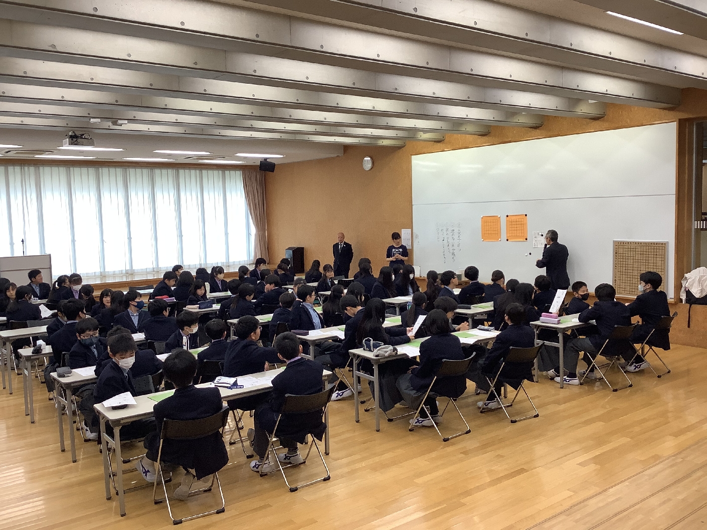 囲碁のルールを一生懸命に聞く生徒たち