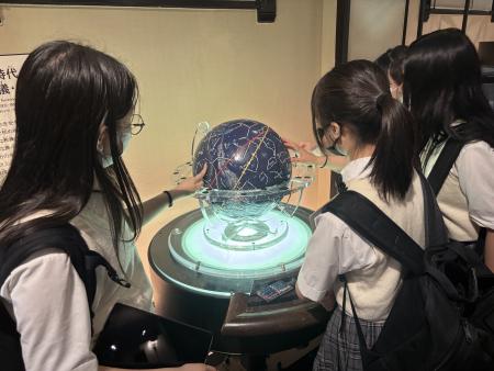 天球儀に触れています