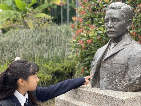 漱石の銅像です